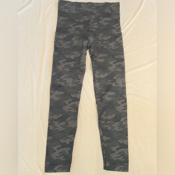 NWOT Spanx Camo Print Compression Look at Me Now Seamless Leggings Gray Sz XL - Picture 3 of 4